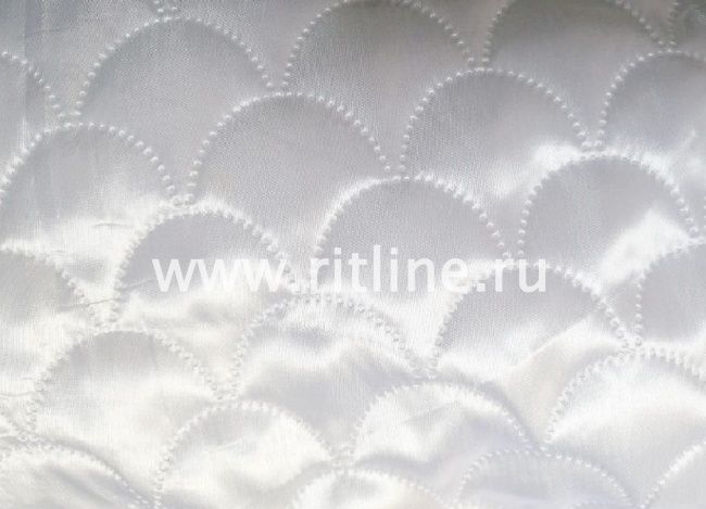 Термостежка FITTONE атлас белый, рис. чешуя, ширина 150 см (синтепон 80 г/м)
