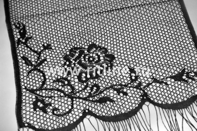 Шарф гипюровый с розами и бахромой FITTONE